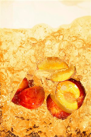 Peach iced tea with chunks of peach (close-up) Foto de stock - Sin royalties Premium, Código: 659-07597784