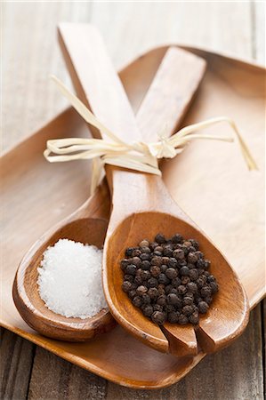 Fleur de Sel sea salt and black pepper on acacia wood salad servers Stock Photo - Premium Royalty-Free, Code: 659-07597796