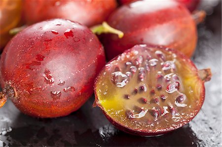 Red gooseberries, whole and halved Foto de stock - Sin royalties Premium, Código: 659-07597804