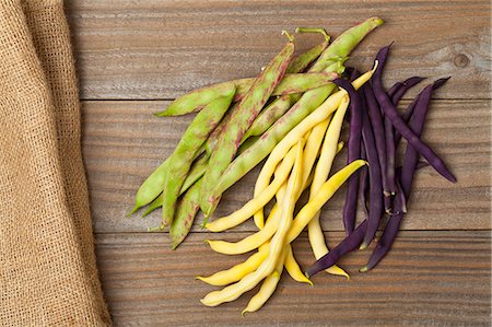 simsearch:659-08419849,k - Wax beans, scarlet runner beans and blue French beans on a wooden table Foto de stock - Sin royalties Premium, Código: 659-07597808