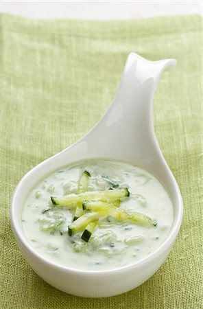 simsearch:659-06372350,k - Bowl of Chilled Cucumber Soup with Mint Photographie de stock - Premium Libres de Droits, Code: 659-07597802