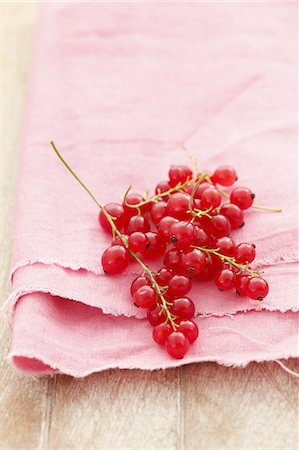 simsearch:659-07958234,k - Redcurrants on a pink cloth Stock Photo - Premium Royalty-Free, Code: 659-07597839