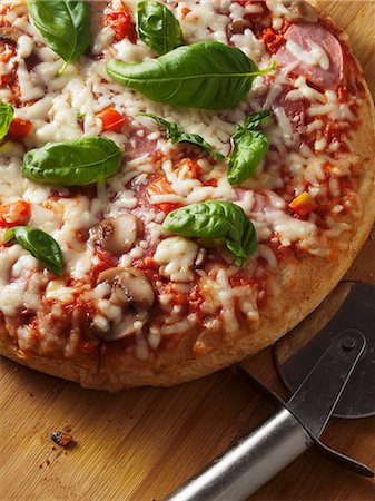 Pizza with mushrooms and basil Stock Photo - Premium Royalty-Free, Code: 659-07597846