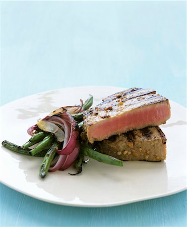 Tuna steak with green beans and red onions Photographie de stock - Premium Libres de Droits, Code: 659-07597876