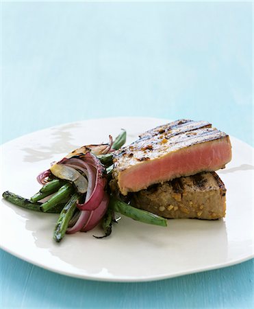 Tuna steak with green beans and red onions Stockbilder - Premium RF Lizenzfrei, Bildnummer: 659-07597876