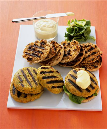 simsearch:659-07026900,k - Grilled veggie burgers Foto de stock - Sin royalties Premium, Código: 659-07597873