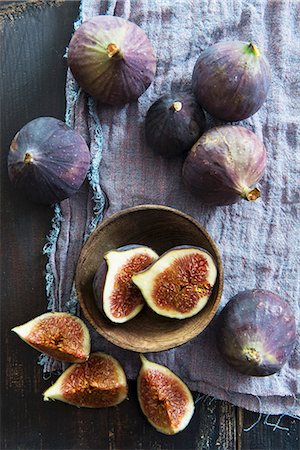 Fresh red figs, whole, halved and quartered Stock Photo - Premium Royalty-Free, Code: 659-07597929