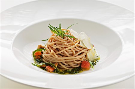 Wholemeal spaghetti with tarragon pesto Stock Photo - Premium Royalty-Free, Code: 659-07597935