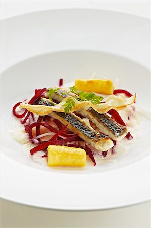 simsearch:659-07028055,k - Gilt-head bream with parsley root and cooked beetroot Foto de stock - Sin royalties Premium, Código: 659-07597948