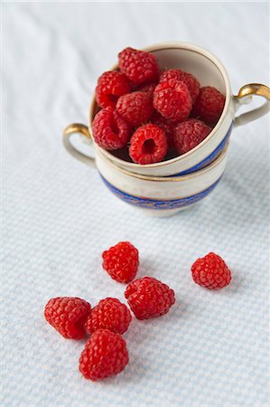 simsearch:659-03537384,k - Raspberries in a cup and to one side Stock Photo - Premium Royalty-Free, Code: 659-07597954