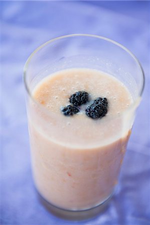 simsearch:659-03536583,k - Peach milkshake with blackberries Foto de stock - Sin royalties Premium, Código: 659-07597952