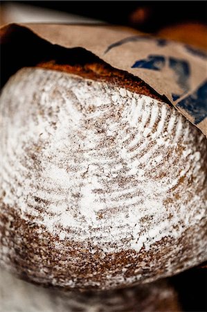 farmhouse bread - A rustic loaf of bread in a paper bag Foto de stock - Sin royalties Premium, Código: 659-07598005