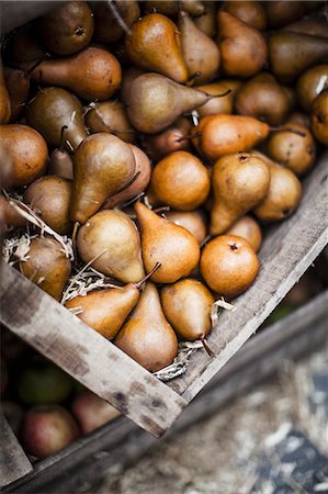 frutas biológicas - Lots of pears in a crate Foto de stock - Sin royalties Premium, Código: 659-07598003