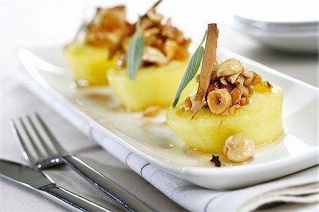 Poached apples with nuts and spices Foto de stock - Sin royalties Premium, Código: 659-07598026