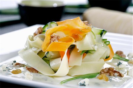 squash recipe - Vegetable pasta with nuts and blue cheese Photographie de stock - Premium Libres de Droits, Code: 659-07598023