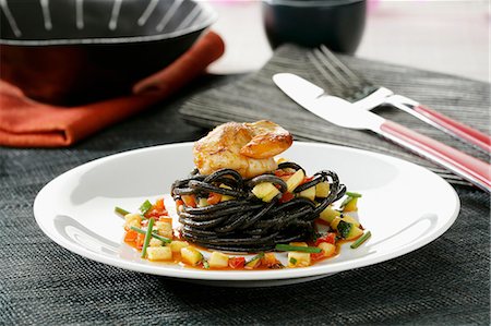 pecten jacobaeus recipe - Black spaghetti with scallops, vegetables and sobrasada Stock Photo - Premium Royalty-Free, Code: 659-07598039