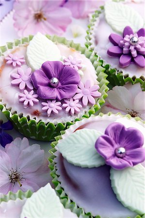 simsearch:659-07959897,k - Muffins decorated with glacé icing and purple sugar flowers Stock Photo - Premium Royalty-Free, Code: 659-07598057