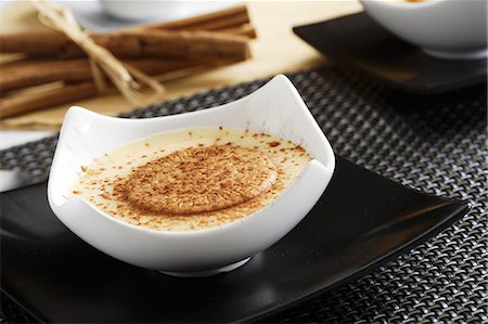 Custard with cinnamon and crackers Foto de stock - Sin royalties Premium, Código: 659-07598065