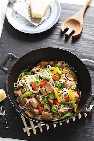 plato preparado - Fried noodles with pork, peppers and leek (Asia) Foto de stock - Sin royalties Premium, Código: 659-07598066