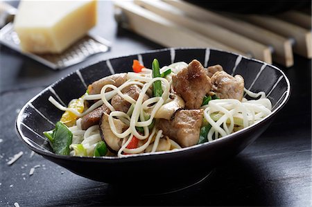 rice noodle - Fried noodles with pork and peppers (Asia) Photographie de stock - Premium Libres de Droits, Code: 659-07598067