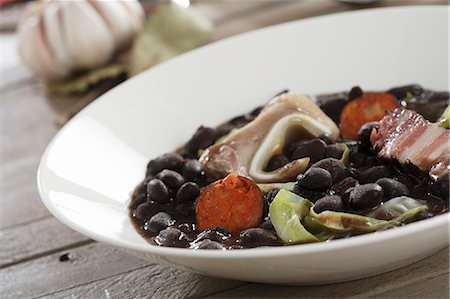 schwarze bohne - Black tolosa beans with chorizo, bacon and pig's ears (Spain) Photographie de stock - Premium Libres de Droits, Code: 659-07598069