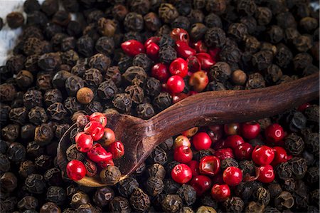 simsearch:659-07598633,k - Red and black peppercorns Foto de stock - Sin royalties Premium, Código: 659-07598099