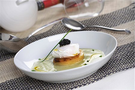 simsearch:659-03533120,k - Poached eggs with potato terrine Stockbilder - Premium RF Lizenzfrei, Bildnummer: 659-07598108