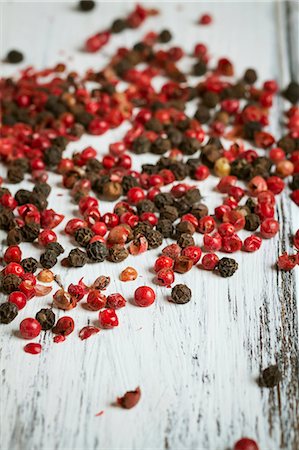 simsearch:659-03532803,k - Red and black peppercorns Stock Photo - Premium Royalty-Free, Code: 659-07598101