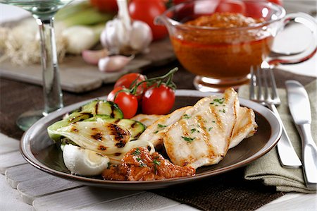 simsearch:659-09125842,k - Grilled chicken and vegetables with Romesco Photographie de stock - Premium Libres de Droits, Code: 659-07598120