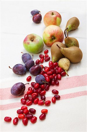 Foraged wild fruit on a table cloth: plums, apples, cornel cherries, pears Stock Photo - Premium Royalty-Free, Code: 659-07598152