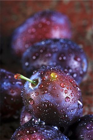 simsearch:659-06373113,k - Plums with water droplets (close-up) Stockbilder - Premium RF Lizenzfrei, Bildnummer: 659-07598175