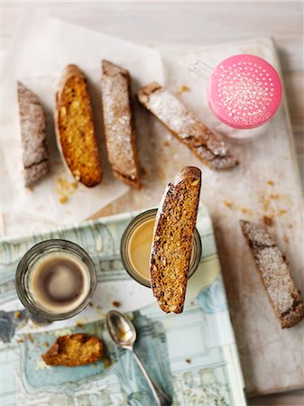 pastry overhead - Biscotti served with coffee Foto de stock - Sin royalties Premium, Código: 659-07598177