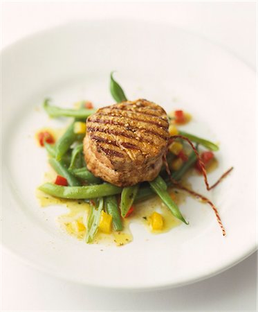 Grilled medallion of beef on green beans Photographie de stock - Premium Libres de Droits, Code: 659-07598205