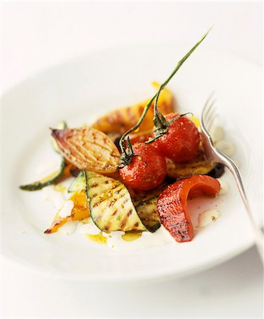 simsearch:659-06901391,k - A plate of grilled vegetables, with courgette, onion, peppers and tomatoes Photographie de stock - Premium Libres de Droits, Code: 659-07598210