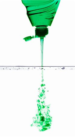 simsearch:659-03535938,k - Green washing-up liquid running into water Stockbilder - Premium RF Lizenzfrei, Bildnummer: 659-07598235