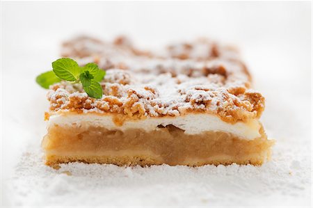 parte - A slice of apple pie with crumble topping Foto de stock - Sin royalties Premium, Código: 659-07598255