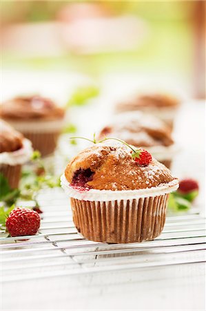 simsearch:659-06151788,k - Strawberry muffins Stock Photo - Premium Royalty-Free, Code: 659-07598258