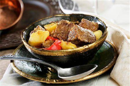 simsearch:659-06903477,k - Veal goulash with peppers and potatoes (Hungary) Fotografie stock - Premium Royalty-Free, Codice: 659-07598289