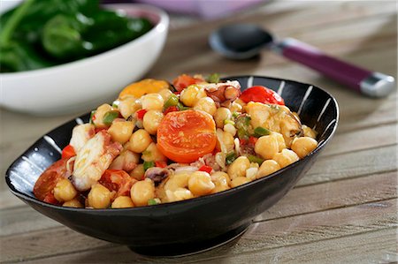 Chickpeas with tomatoes, octopus and mussels Foto de stock - Sin royalties Premium, Código: 659-07598280