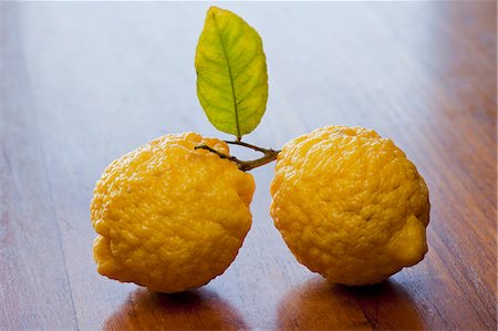 simsearch:659-01852321,k - Two lemons with leaf Photographie de stock - Premium Libres de Droits, Code: 659-07598298