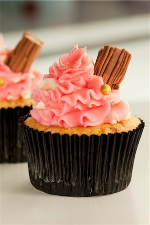 simsearch:659-06372466,k - Vanilla flake cupcake with butter icing Stockbilder - Premium RF Lizenzfrei, Bildnummer: 659-07598303