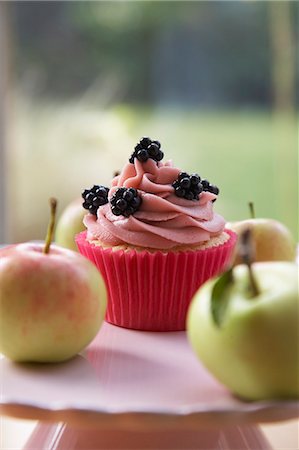 simsearch:659-07069793,k - Cupcake with blackberries, surrounded by fresh apples Photographie de stock - Premium Libres de Droits, Code: 659-07598314