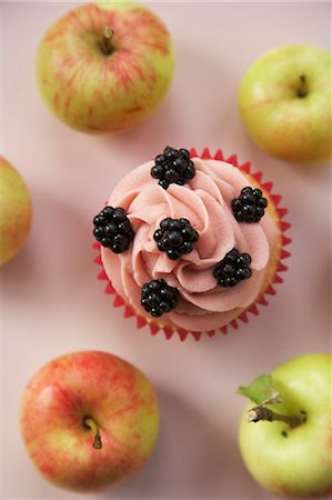 Cupcake with blackberries, surrounded by fresh apples Stock Photo - Premium Royalty-Free, Code: 659-07598315