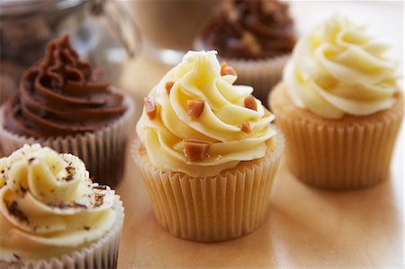 petit gâteau - Chocolate, vanilla and caramel cupcakes Photographie de stock - Premium Libres de Droits, Code: 659-07598313