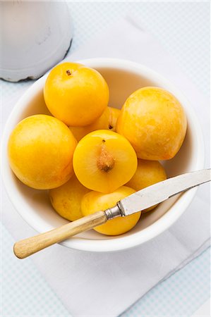 prunus domestica - Yellow plums Foto de stock - Sin royalties Premium, Código: 659-07598325