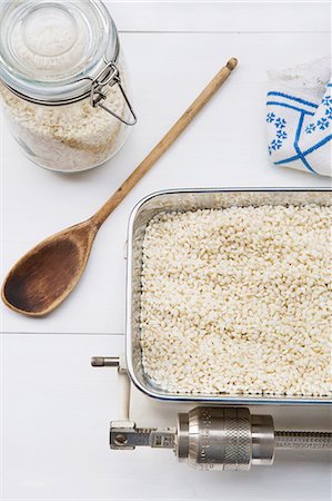 Risotto rice on vintage kitchen scales Foto de stock - Sin royalties Premium, Código: 659-07598326