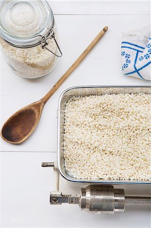 Risotto rice on vintage kitchen scales Photographie de stock - Premium Libres de Droits, Code: 659-07598326