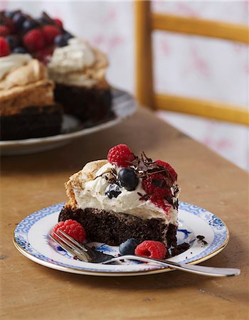 simsearch:659-06900884,k - Brownie cake with cream and berries Stock Photo - Premium Royalty-Free, Code: 659-07598337