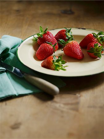 simsearch:659-06903279,k - Strawberries on a plate Photographie de stock - Premium Libres de Droits, Code: 659-07598346