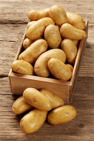 potatoes - Charlotte potatoes in a wooden box Stock Photo - Premium Royalty-Free, Code: 659-07598385